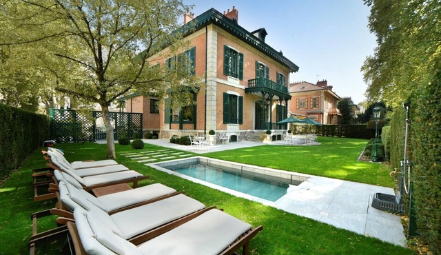 Chalet Clermont-Tonnerre in the center of town with swimming pool/4 bedrooms