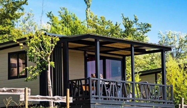 Chalet Comfort "Noumea" + CLIM 25m2 - (Modell 2) 2 Schlafzimmer + 12m2 überdachte Terrasse + TV 5 Personen