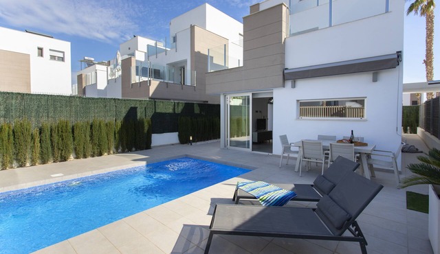 Chalet con Piscina Independiente en Guardamar