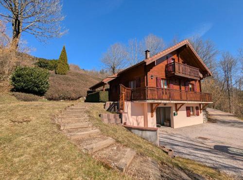 Chalet confortable avec 4 chambres, cheminée, grand terrain, proche pistes et lac - FR-1-589-107