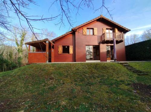 Chalet cosy au vert pour 6 avec piscine et Wi-Fi, proche Souillac - FR-1-828-3