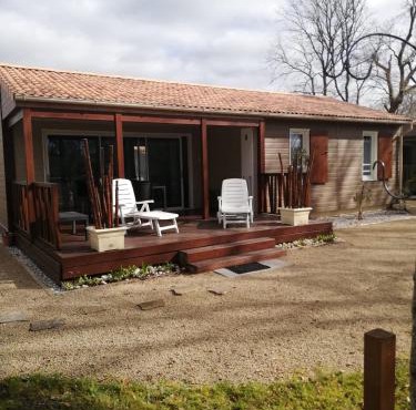 Chalet Cosy bord de Lac, dans domaine avec piscine couverte accueil 4 voyageurs LOUMAELOU