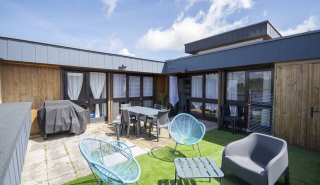 Chalet Cottage 50 m from Lake with View, Private Terrace, and Wi-Fi