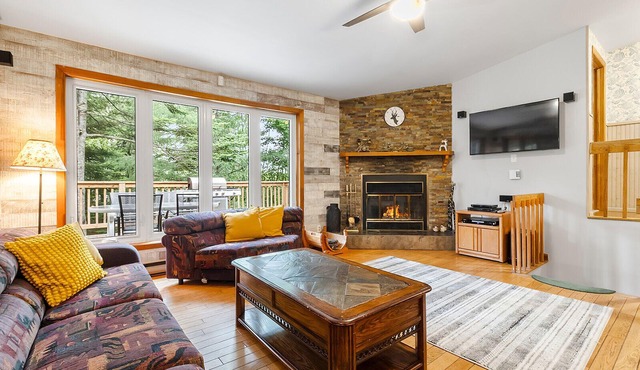 Chalet Crepuscule - lovely large waterfront chalet: SPA, pool & foosball tables