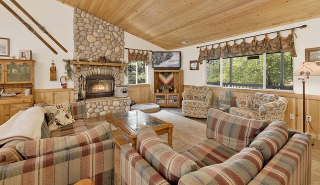 Chalet d'Or~ Log Cabin Retreat~ Jetted Spa Tub~