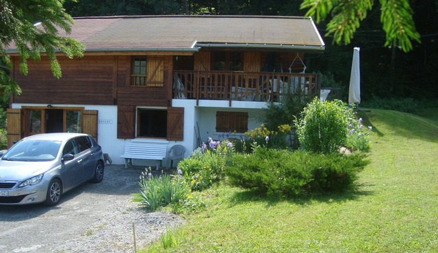 Chalet Dans la Nature Mais pas Isolé. Altitude 900 m