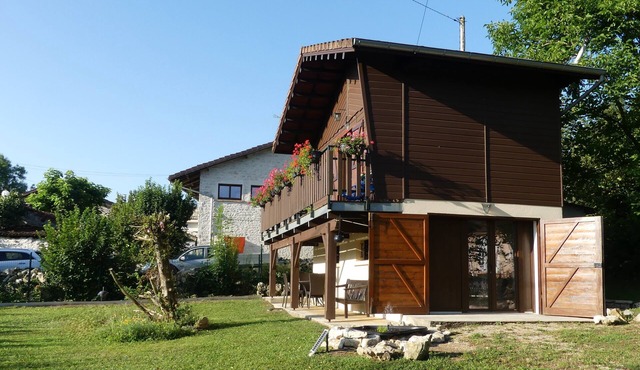 Chalet Dans le Revermont, Proche de Lacs et Sentiers de Randonnées. Très Calme