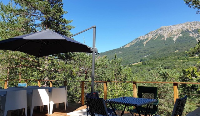 Chalet Dans les Arbres au Calme, vue sur la Montagne, Avec Grande Terrasse