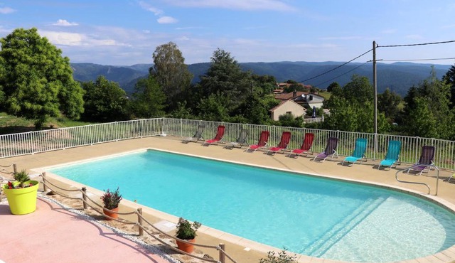 Chalet de 3 chambres avec piscine partagee jardin et wifi a Gravieres