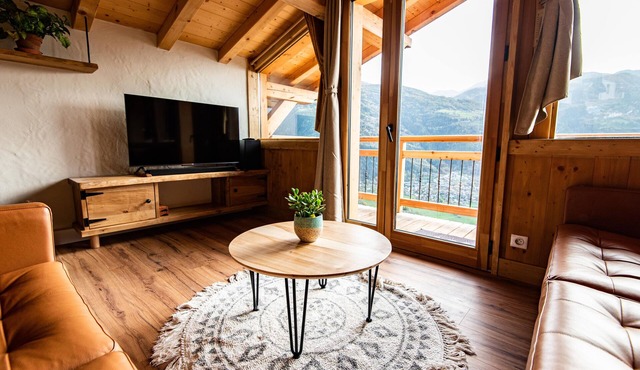 Chalet de Standing facing the mountains