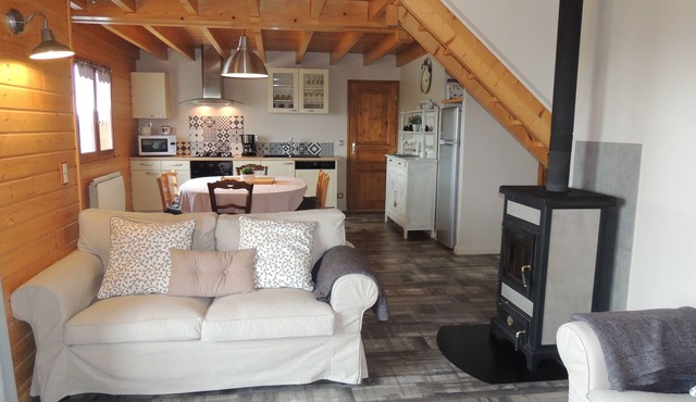 Chalet des 4 Saisons: Quiet and views of the village and the Cantal Mountains!