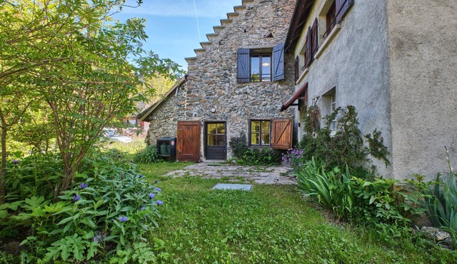 Chalet 'De L'ulmjc De Grenoble' with Mountain View and Private Garden