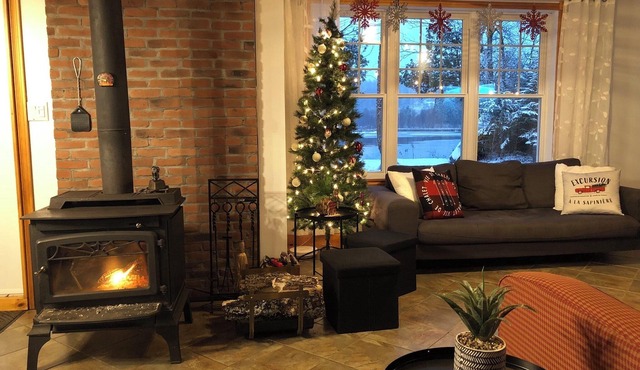 Chalet de la Baie with spa and sauna, waterfront