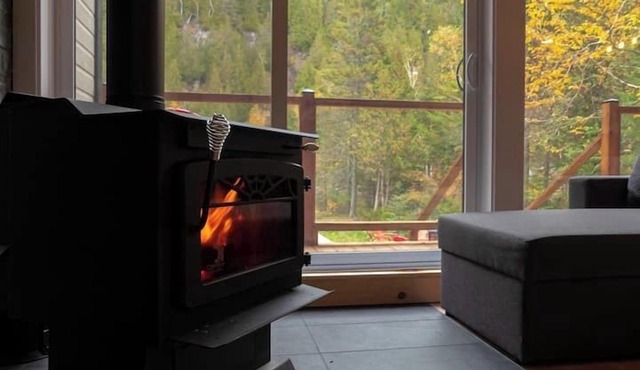 Chalet de La Falaise at the water's edge!