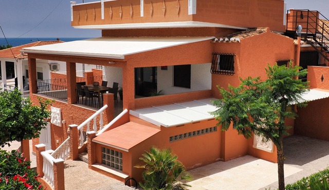 Chalet de Lujocasa Terracota con Piscina, 3 Cocinas, 6 Habitaciones y 6 Baños