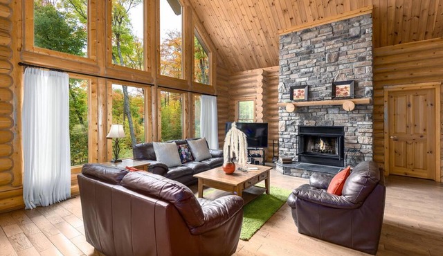 Chalet Deer Lodge - 5 Bedrooms with Lake Access, Hot Tub and Pool Table