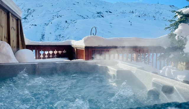 Chalet Delphine – Ski-in/Ski-out, Fireplace, Jacuzzi, Sauna, Comfort & Lake View