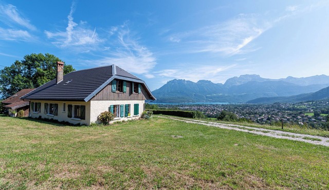 Chalet 'Des Bruyères' with Lake View, Private Terrace and Wi-Fi