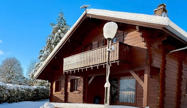Chalet 'Des Charmes' with Mountain View, Private Terrace and Wi-Fi