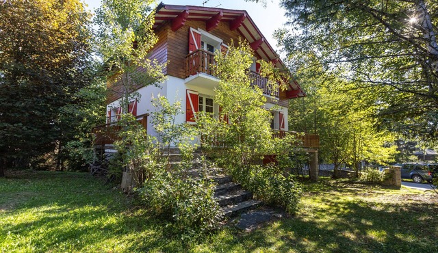 Chalet des Melezes - Four Bedroom House, Sleeps 9