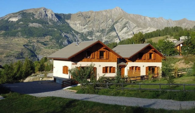 Chalet 'Deux Grands Chalets Communicants' with Mountain View, Shared Pool and Wi-Fi