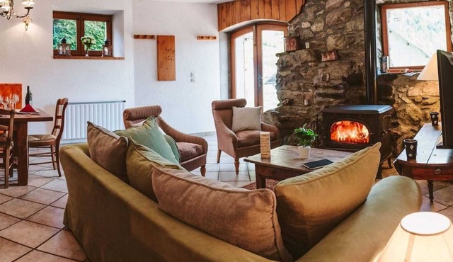 Chalet Dibona, cosy log fire evenings 200m from the slopes, by Ski Peak
