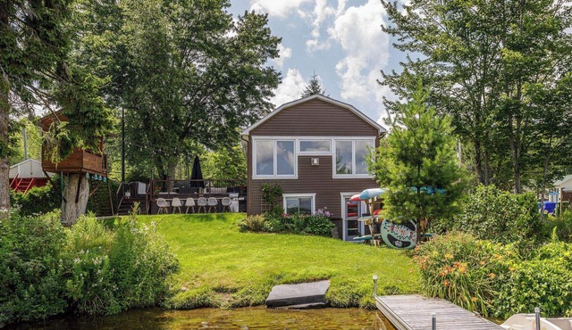 Chalet directly on the shores of magnificent Lake Lovering