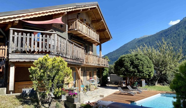 Chalet du chat - sleeps 10, fireplace, jacuzzi, pool, parking