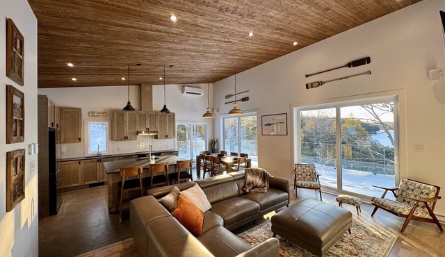 CHALET DU COLONEL BARRON – Grand chalet neuf au bord de l’eau