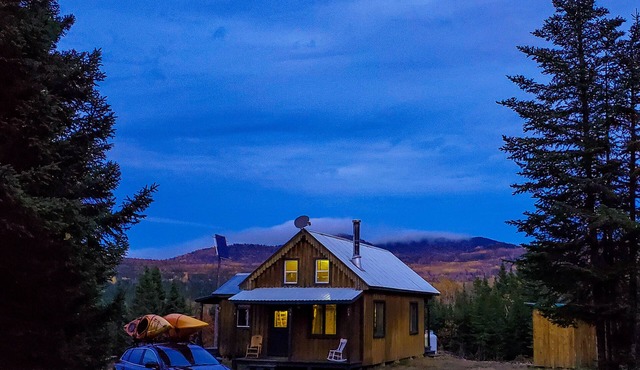 Chalet du cratère de Charlevoix en pleine forêt