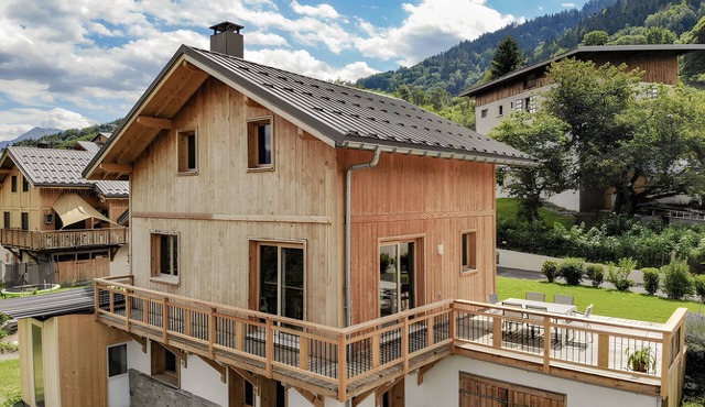 Chalet 'Du Fey' with Mountain View, Private Terrace and Wi-Fi