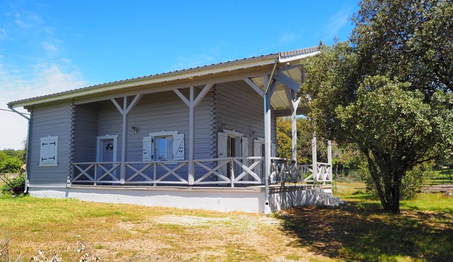 Chalet du moulin: large wooden chalet with garden and covered terrace