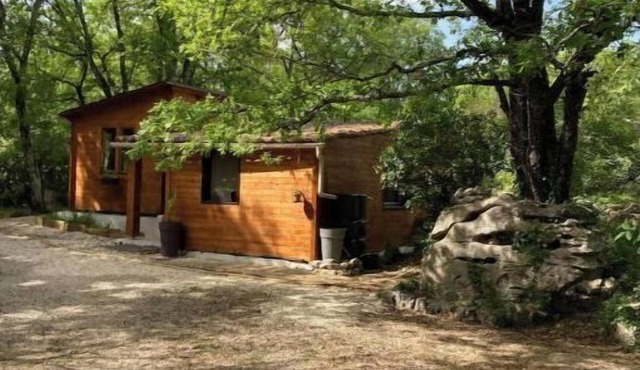 Chalet du petit bois, quiet location, river nearby, town center five minutes away.