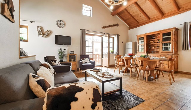 Chalet "Eterlou" with Mountain View, Balcony and Wi-Fi