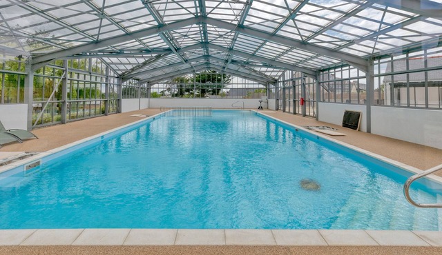Chalet 'Éco Mary, Nature Et Piscine' with Shared Pool, Shared Terrace and Wi-Fi