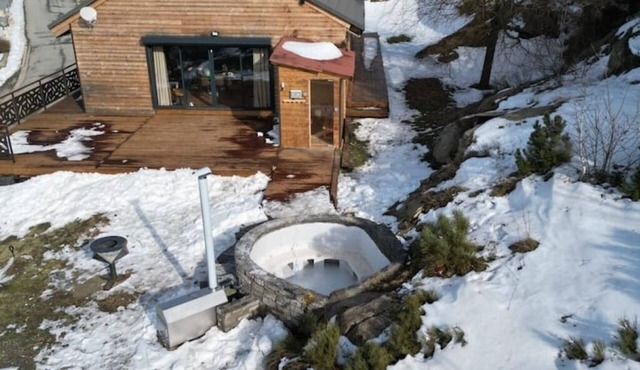 Chalet Egat - Mountain Escape with Jacuzzi, Sauna and Breathtaking View