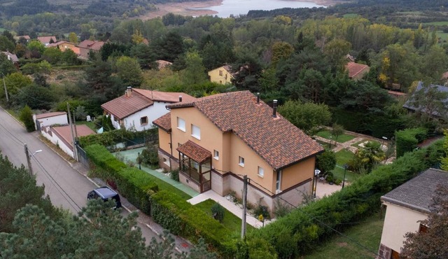 Chalet 'El Cerezo Rojo' with Lake View, Wi-Fi and Air Conditioning