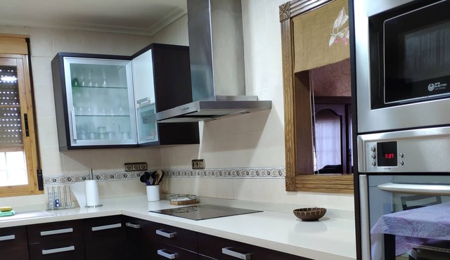 CHALET ELCHE, PEÑA ÁGUILAS, 7 BEDROOMS, WIFI, FENCED SWIMMING POOL AND, BARBEQUE