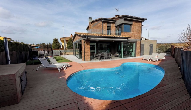 CHALET ELS PINS WITH POOL BANYOLES