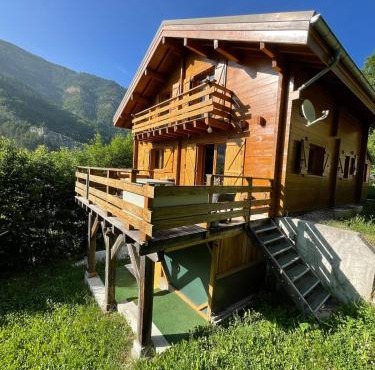 Chalet en bois avec très belle vue sur la montagne