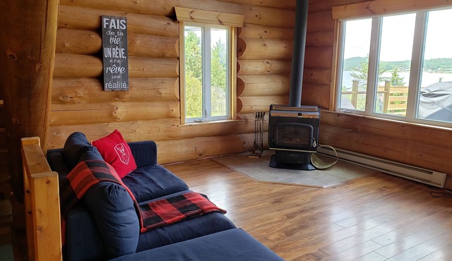 Chalet en bois rond au bord du Lac Aylmer