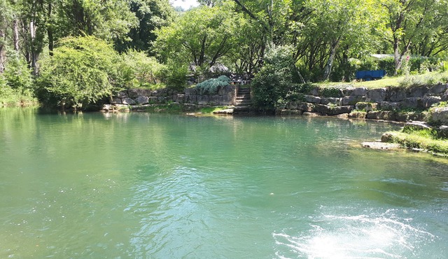 Chalet EN Bord DE Rivière Proche Montignac Lascaux