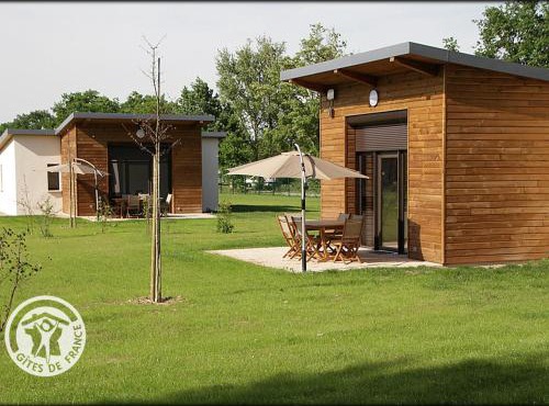 Chalet en bord d'étang avec terrasse, animaux acceptés - FR-1-496-78