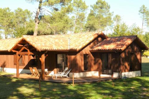 Chalet en forêt landaise avec jacuzzi dintérieur