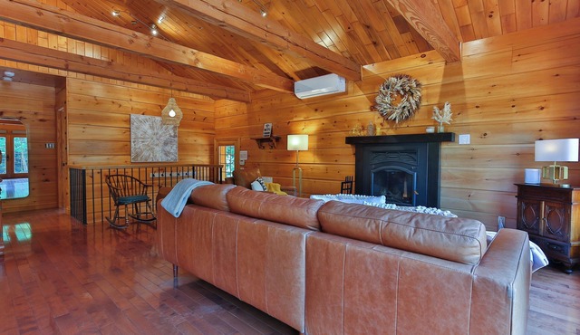 Chalet en pleine nature avec 80 acres de terrain et SPA!
