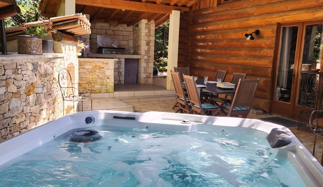 CHALET EN RONDINS AVEC SPA (Overnight rental for up to 4 people)