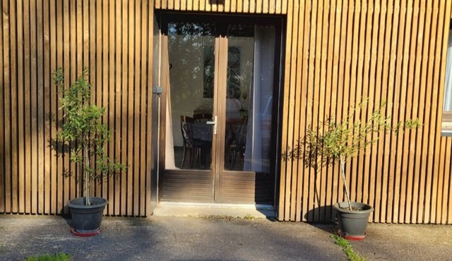 Chalet Entouré de Verdure au Bord D'un Étang , Animaux Acceptés