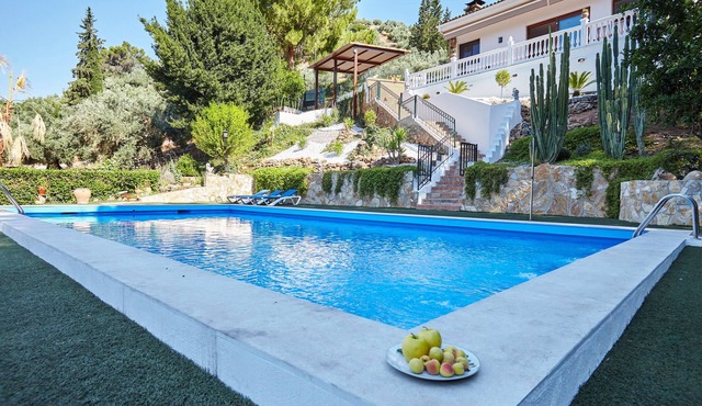 Chalet 'Villa Ibáñez' with Lake Views and Air Conditioning