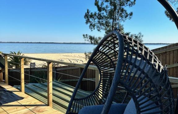Chalet et Jaccuzy sur la plage