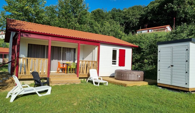 Chalet Etxetxoa, for 1 to 4 people with SPA, private land and swimming pool
